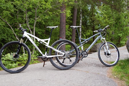STORE MOT SMÅ: To like Specialized Epic, men med forskjellig hjulstørrelse. Vi har sammenlignet og testet. STORE MOT SMÅ: To like Specialized Epic, men med forskjellig hjulstørrelse. Vi har sammenlignet og testet.