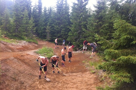 INNSATS: Sykkelturister og lokale ildsjeler stod sammen i arbeidet for å redde og reparere løypene som fikk juling av værgudene. Foto: Hafjell Bike Park hafjell bike park