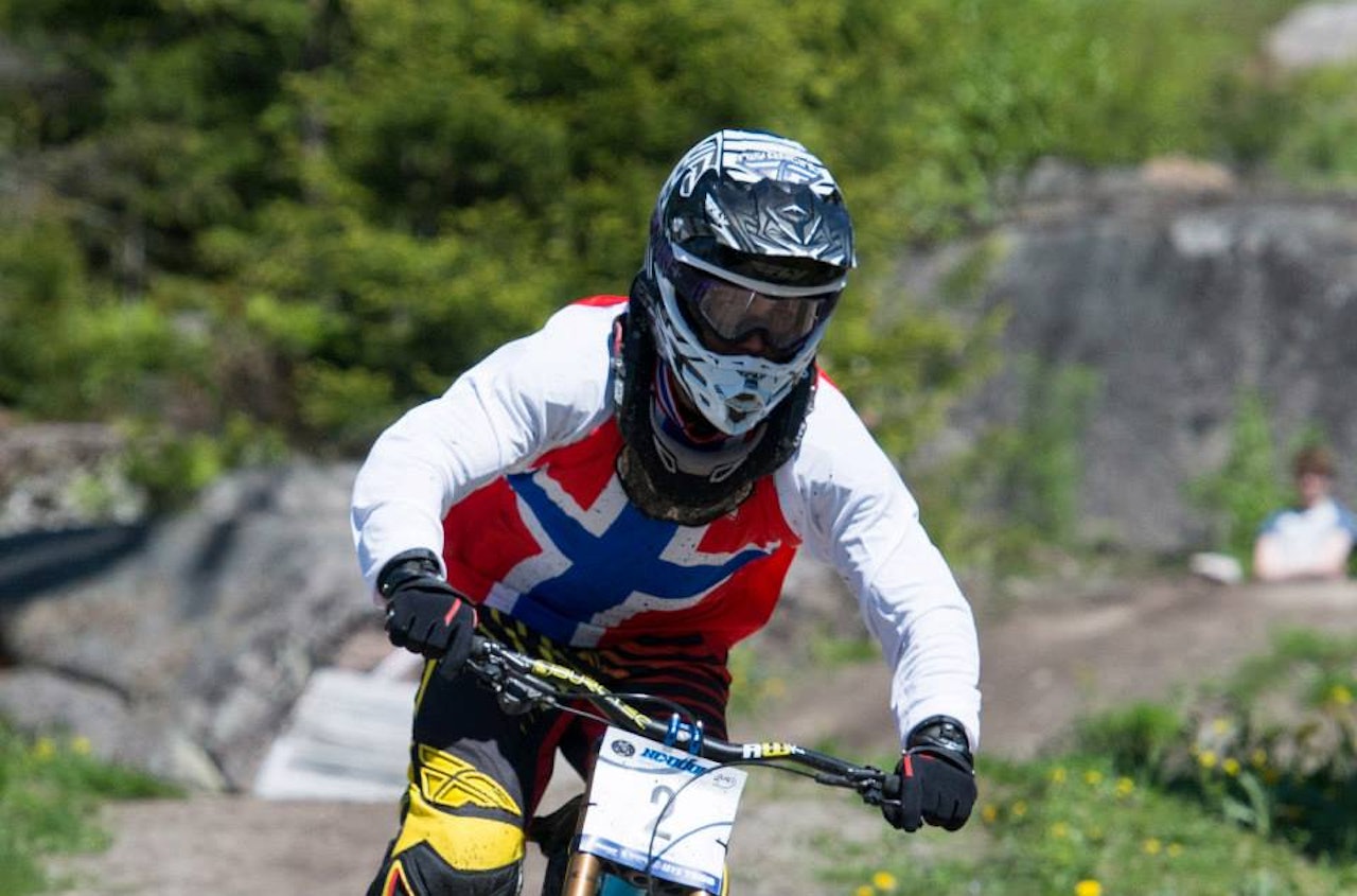 NM-GULL: Isak Leivsson klinket til på Nesbyen og suste inn til NM-gull. Dermed forsvarte han forårets norgesmestertittel. Foto: Silje Katarina Holmsen NM-GULL: Isak Leivsson klinket til på Nesbyen og suste inn til NM-gull. Dermed forsvarte han forårets norgesmestertittel. Foto: Silje Katarina Holmsen