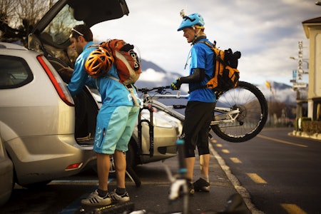 Øyvind Aas og Gaute Reitan pakker sykler inn i bilen før avreise. Øyvind Aas og Gaute Reitan pakker sykler inn i bilen før avreise.