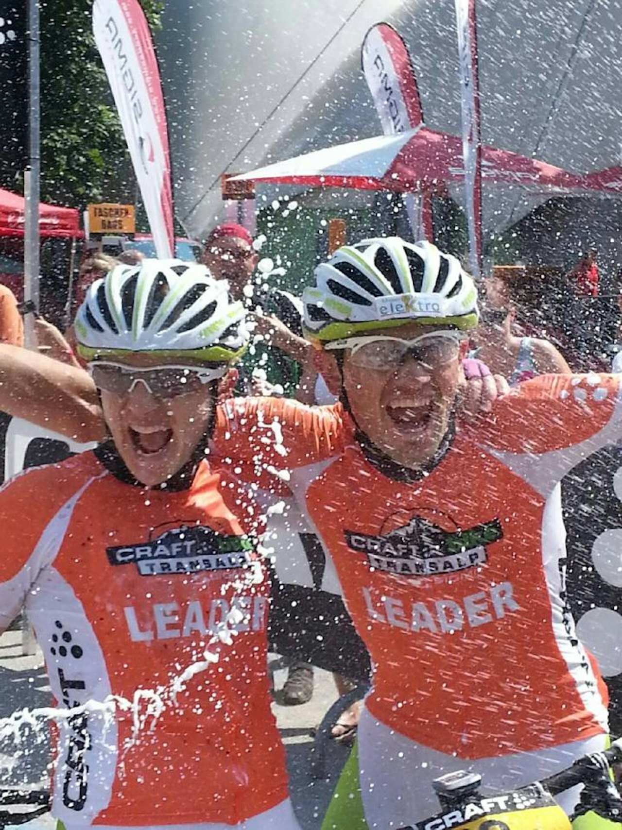 SEIER: Kristin Aamodt og Daniel Jung syklet inn til sammenlagtseier i miksklassen i årets utgave av TransAlp. Det ble feiret med champagne i målområdet. Foto: Kristin Aamodt SEIER: Kristin Aamodt og Daniel Jung syklet inn til sammenlagtseier i miksklassen i årets utgave av TransAlp. Det ble feiret med champagne i målområdet. Foto: Kristin Aamodt