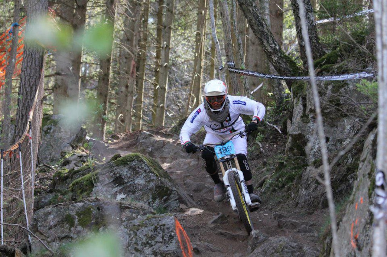 BLIR ISAK NORGESMESTER? Isak Leivsson har ett mål denne helgen: å bli norgesmester. Etter å ha vært med å hugge trær i løype, mener han den begynner å bli bra. Foto: Erik Strøm BLIR ISAK NORGESMESTER? Isak Leivsson har ett mål denne helgen: å bli norgesmester. Etter å ha vært med å hugge trær i løype, mener han den begynner å bli bra. Foto: Erik Strøm