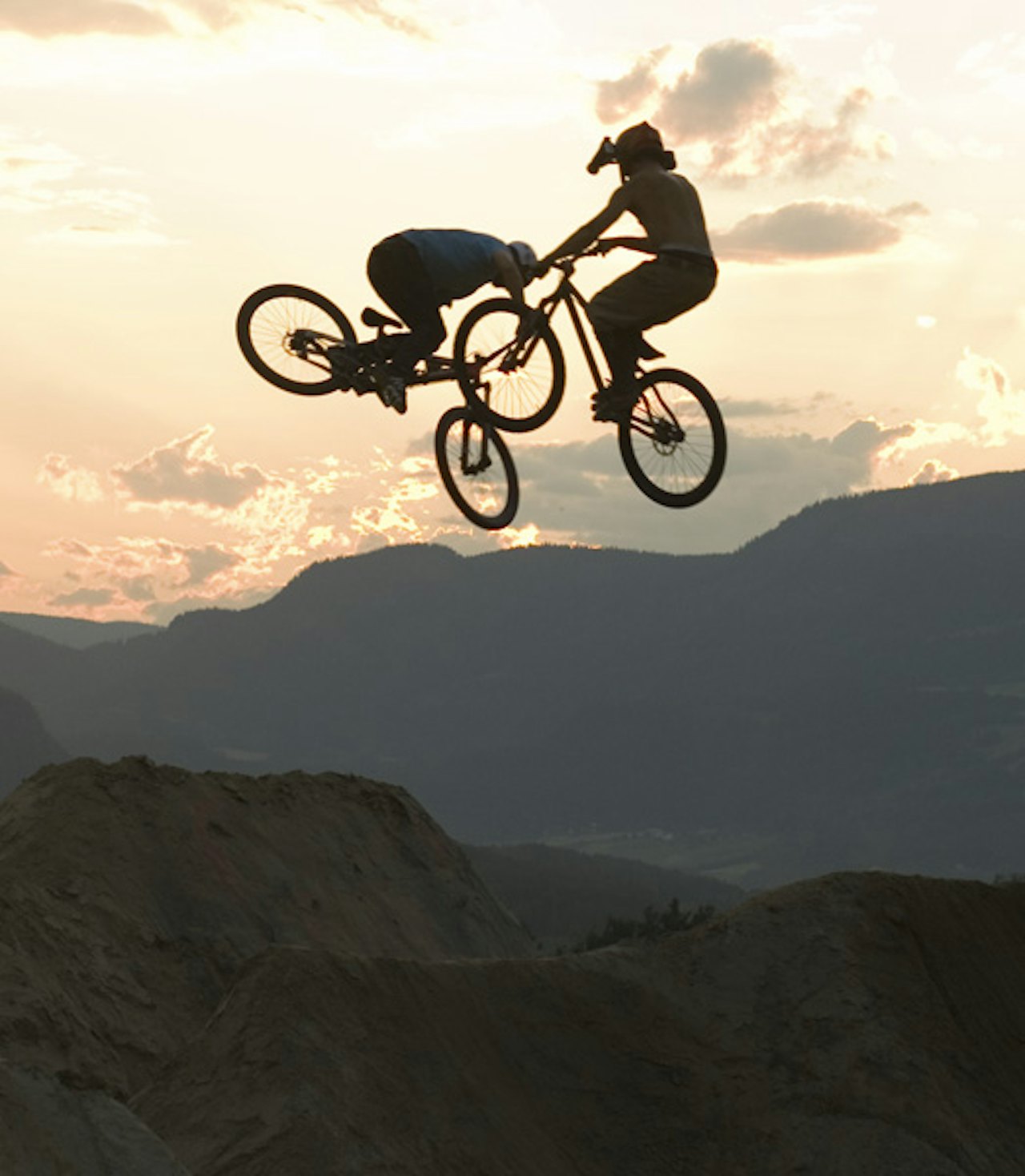 TETT ER FETT: Niels Windfeldt legger seg rett bak franske Jean-Pierre Baguett med hjelmkamera TETT ER FETT: Niels Windfeldt legger seg rett bak franske Jean-Pierre Baguett med hjelmkamera
