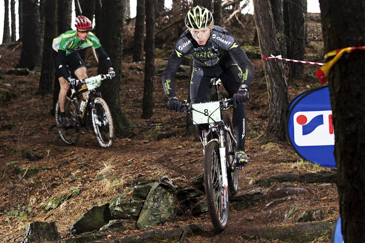 Kristian Torgersen leder an over vårsleipe røtter foran Stian Boasson Hagen Kristian Torgersen leder an over vårsleipe røtter foran Stian Boasson Hagen