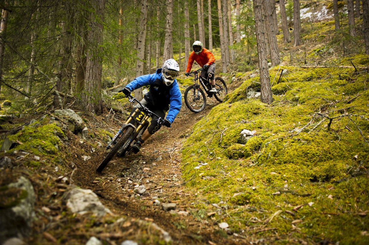Bård Sturla Stokke leder an foran Knut Løkås. Bård Sturla Stokke leder an foran Knut Løkås.