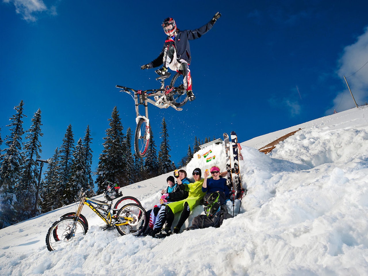 PÅSKE-DIRT: Fotograf ventle har vært ute med gjengen, og komponert et morsomt og alternativt vinterbilde. PÅSKE-DIRT: Fotograf ventle har vært ute med gjengen, og komponert et morsomt og alternativt vinterbilde.