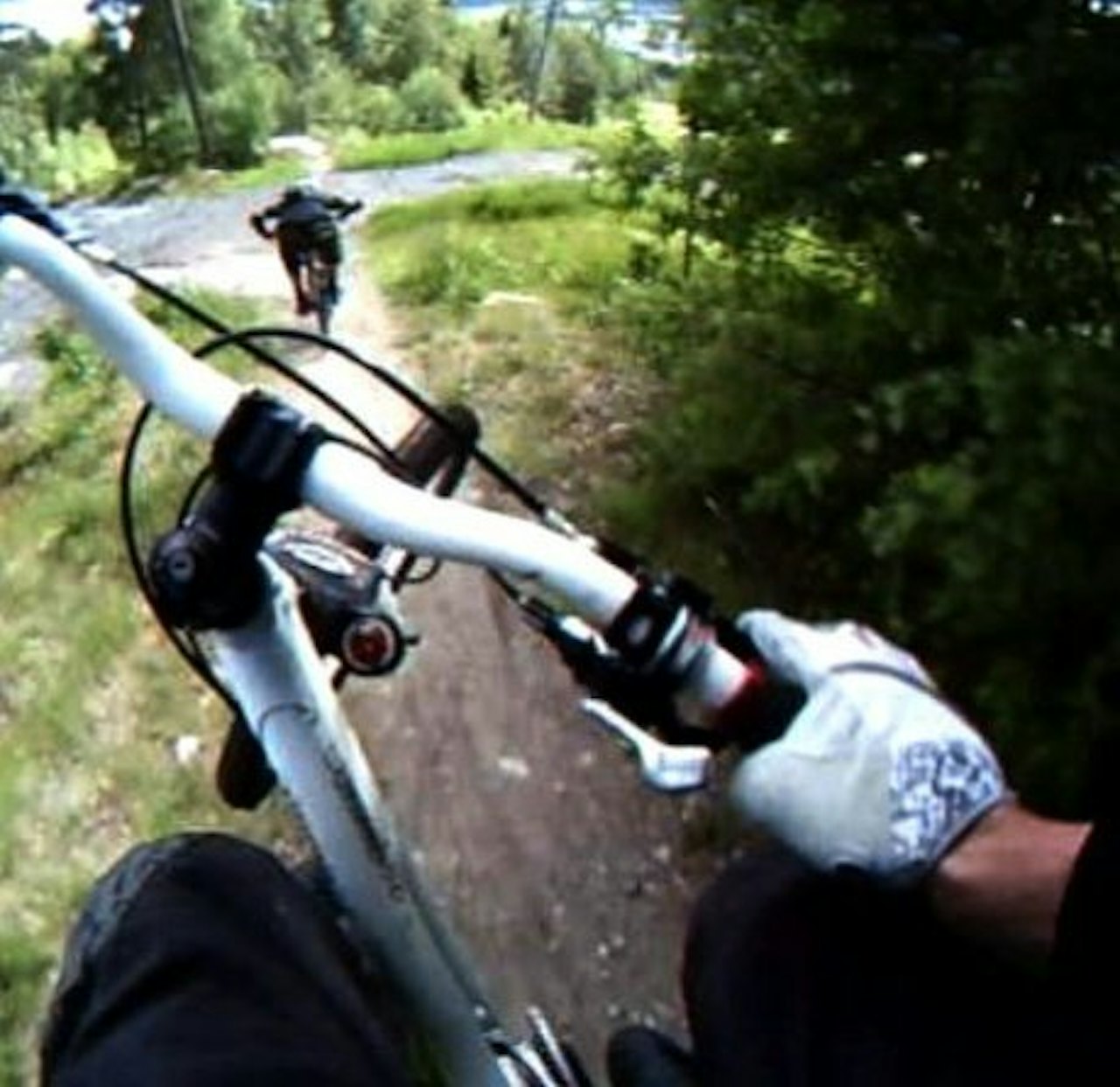 HJELMKAMERAT: Are ligger på hjulet til Ole i Blå/Guleløypa. Foto: Are Tallaksrud HJELMKAMERAT: Are ligger på hjulet til Ole i Blå/Guleløypa. Foto: Are Tallaksrud