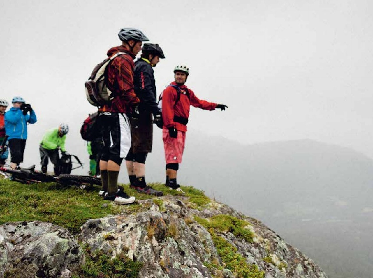 PÅ TOPPEN: Rådslagning på toppen av Sæterhaugen under fjorårets Oppdal Stisykkel Camp. Foto: Kristoffer Kippernes PÅ TOPPEN: Rådslagning på toppen av Sæterhaugen under fjorårets Oppdal Stisykkel Camp. Foto: Kristoffer Kippernes