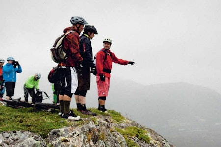 PÅ TOPPEN: Rådslagning på toppen av Sæterhaugen under fjorårets Oppdal Stisykkel Camp. Foto: Kristoffer Kippernes PÅ TOPPEN: Rådslagning på toppen av Sæterhaugen under fjorårets Oppdal Stisykkel Camp. Foto: Kristoffer Kippernes