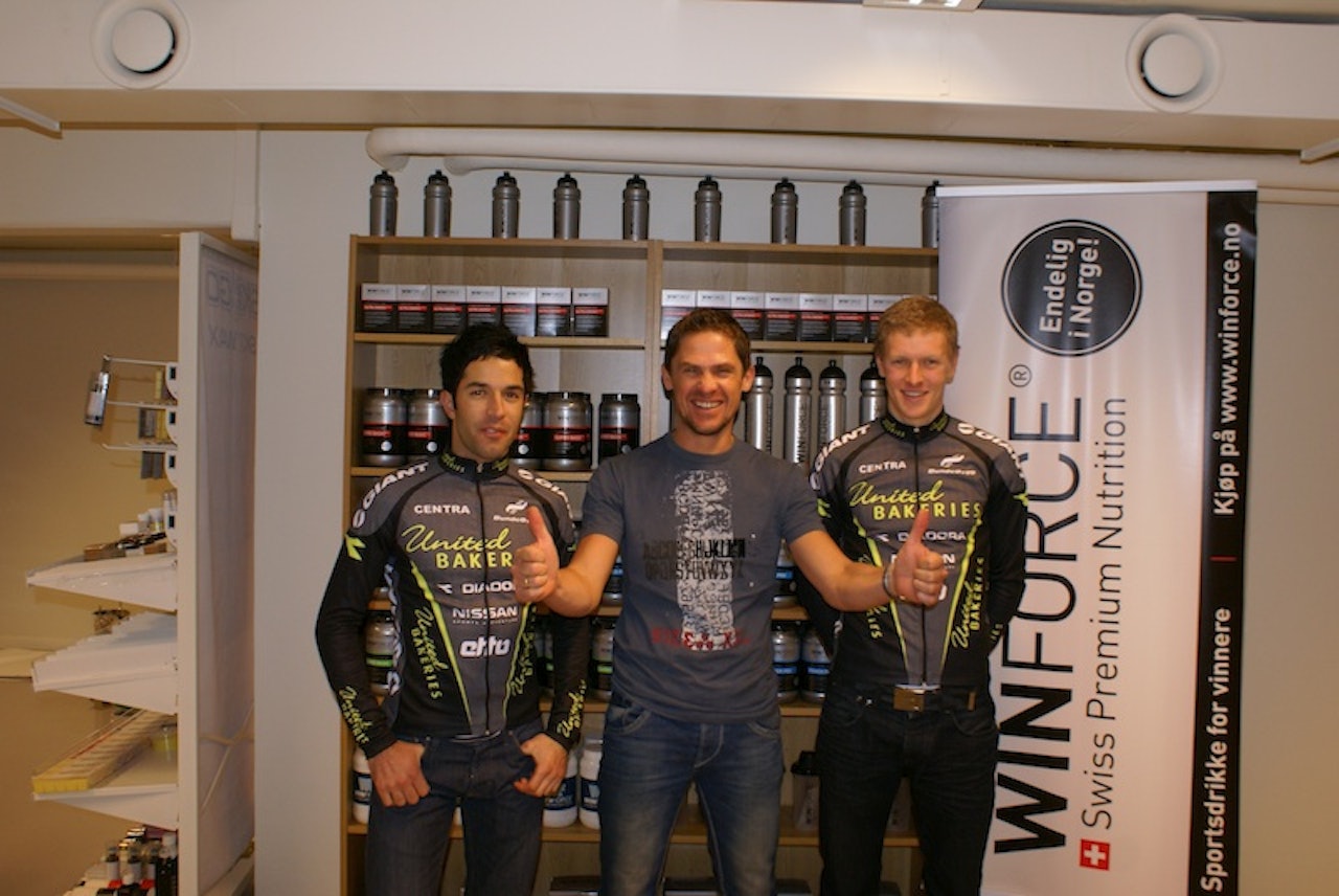 TILBAKE: Håkon Austad (tv)hoppet av Team Høydahl for fire år siden. Nå er han tilbake.Kristoffer Sommer Wormsen (th) blir også med Team United Bakeries i 2011. Teamsjef Rune Høydahl er fornøyd. TILBAKE: Håkon Austad (tv)hoppet av Team Høydahl for fire år siden. Nå er han tilbake.Kristoffer Sommer Wormsen (th) blir også med Team United Bakeries i 2011. Teamsjef Rune Høydahl er fornøyd.