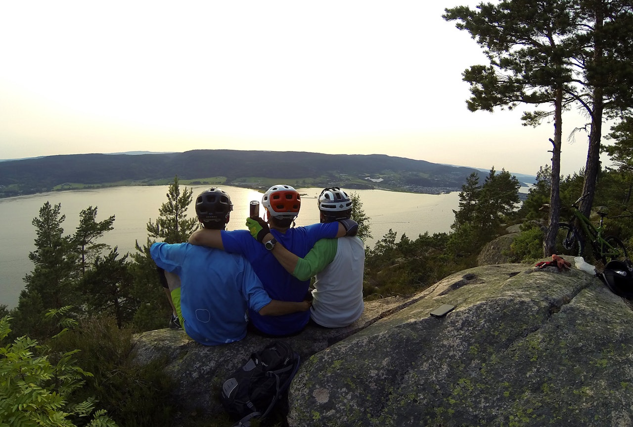 Stig Nerland, Rune Martinsen og Are Tallak nyter utsikten mot Svelvik fra Himmelvannet. Foto: Are Tallak / Hero3 Stig Nerland, Rune Martinsen og Are Tallak nyter utsikten mot Svelvik fra Himmelvannet. Foto: Are Tallak / Hero3