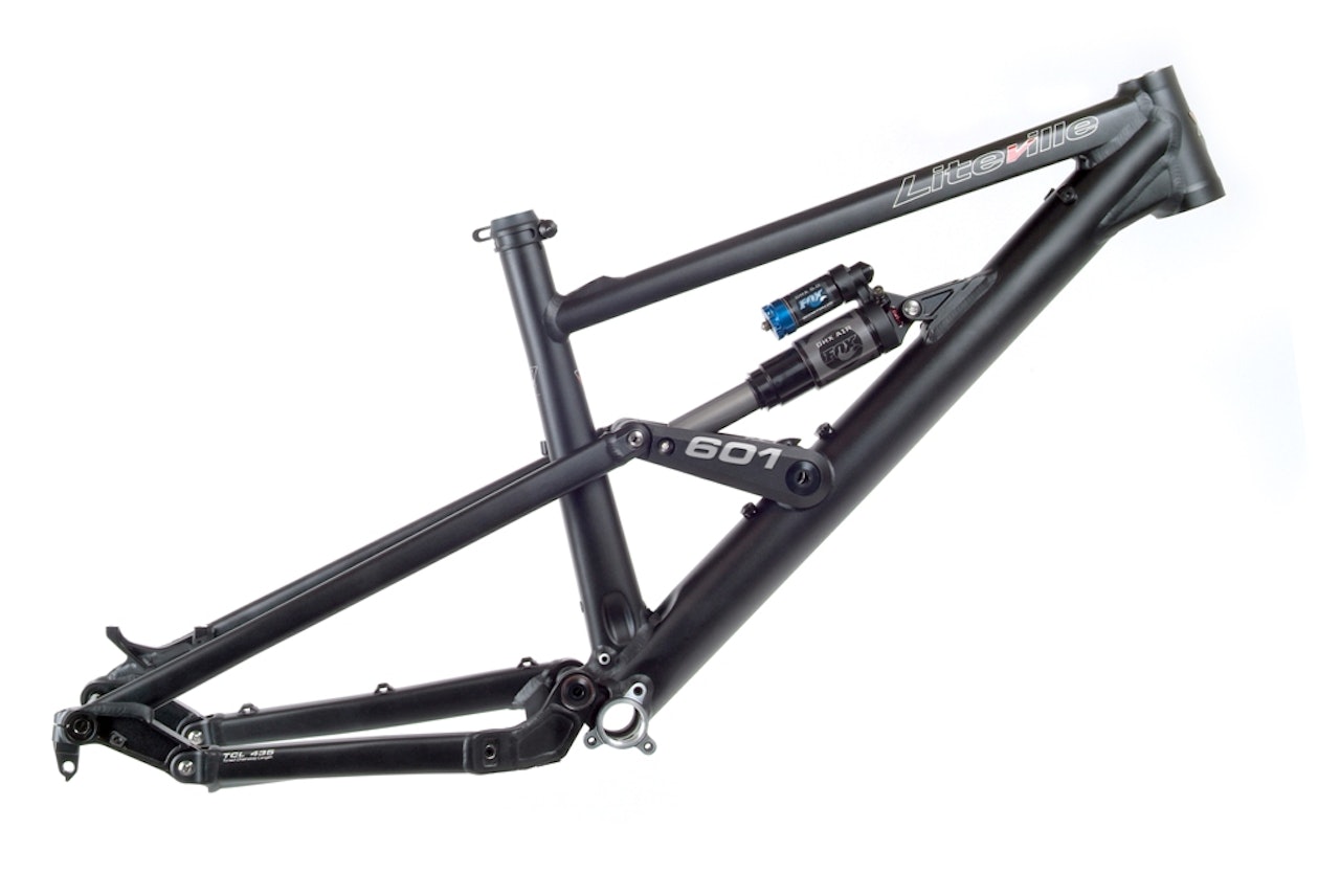 Durch, für, gegen, ohne, um: Liteville 601 har et hull bakerst på overrøret for elegant føring av strømpe/vaier til fjernjustert teleskop-setepinne. Smart! Alle bilder: Liteville. Durch, für, gegen, ohne, um: Liteville 601 har et hull bakerst på overrøret for elegant føring av strømpe/vaier til fjernjustert teleskop-setepinne. Smart! Alle bilder: Liteville.