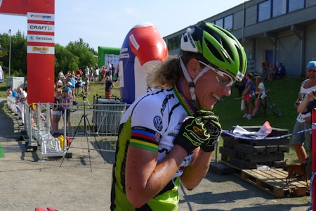 STRÅLTE: Gunn-Rita Dahle Flesjå smilte fra øre til øre da hun syklet inn til NM-gull i terrengrundbane på Lillehammer.
