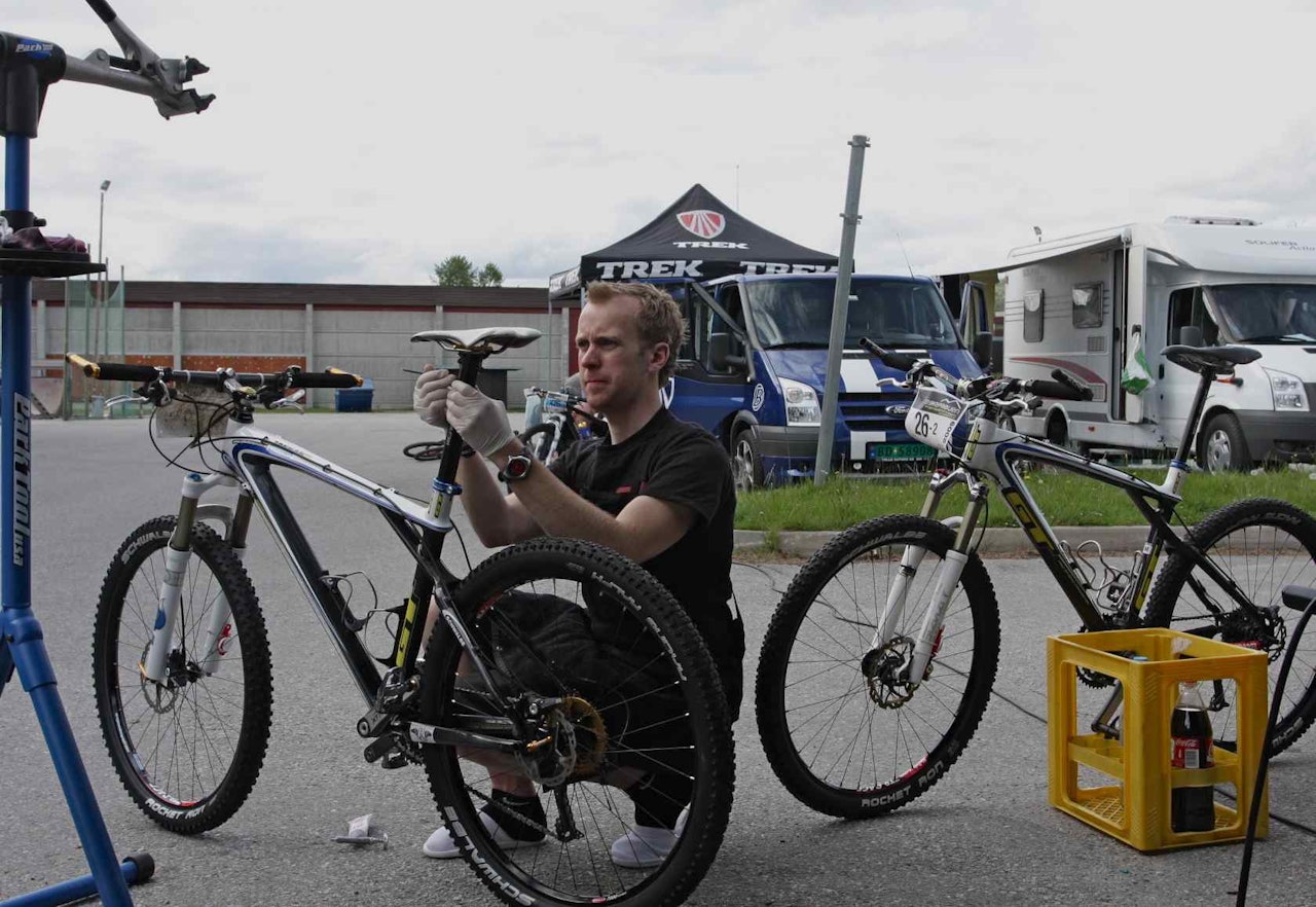MEKKING: Kristoffer Kippernes er med som mekaniker, langer, fotograf, journalist og kokk for Team Fokus-Danica/Sportsbua. Henrik Kippernes og Jørn Almberg holder 7. plassen. MEKKING: Kristoffer Kippernes er med som mekaniker, langer, fotograf, journalist og kokk for Team Fokus-Danica/Sportsbua. Henrik Kippernes og Jørn Almberg holder 7. plassen.