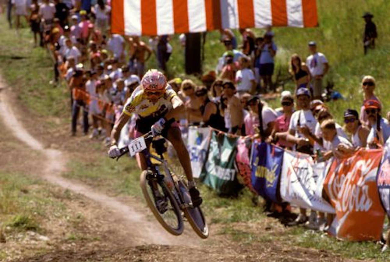 Førstemann: Legendariske Greg Herbold vant VM i utfor i Durango i 1990 på sin Miyata med GripShift. Dette var det barskeste av det barske, med hjelm fra norske Etto og platehjul. Legg også merke til løypa: Ikke helt Champery 2011. sram gripshift sykkel