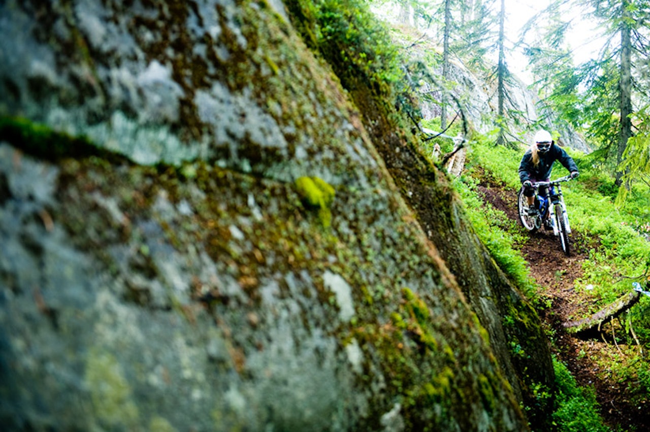 RUNDT STEINEN: Norgescupleder Birgitte Løwe Johnsen under treningen lørdag. Alle foto: Vegard Breie. RUNDT STEINEN: Norgescupleder Birgitte Løwe Johnsen under treningen lørdag. Alle foto: Vegard Breie.