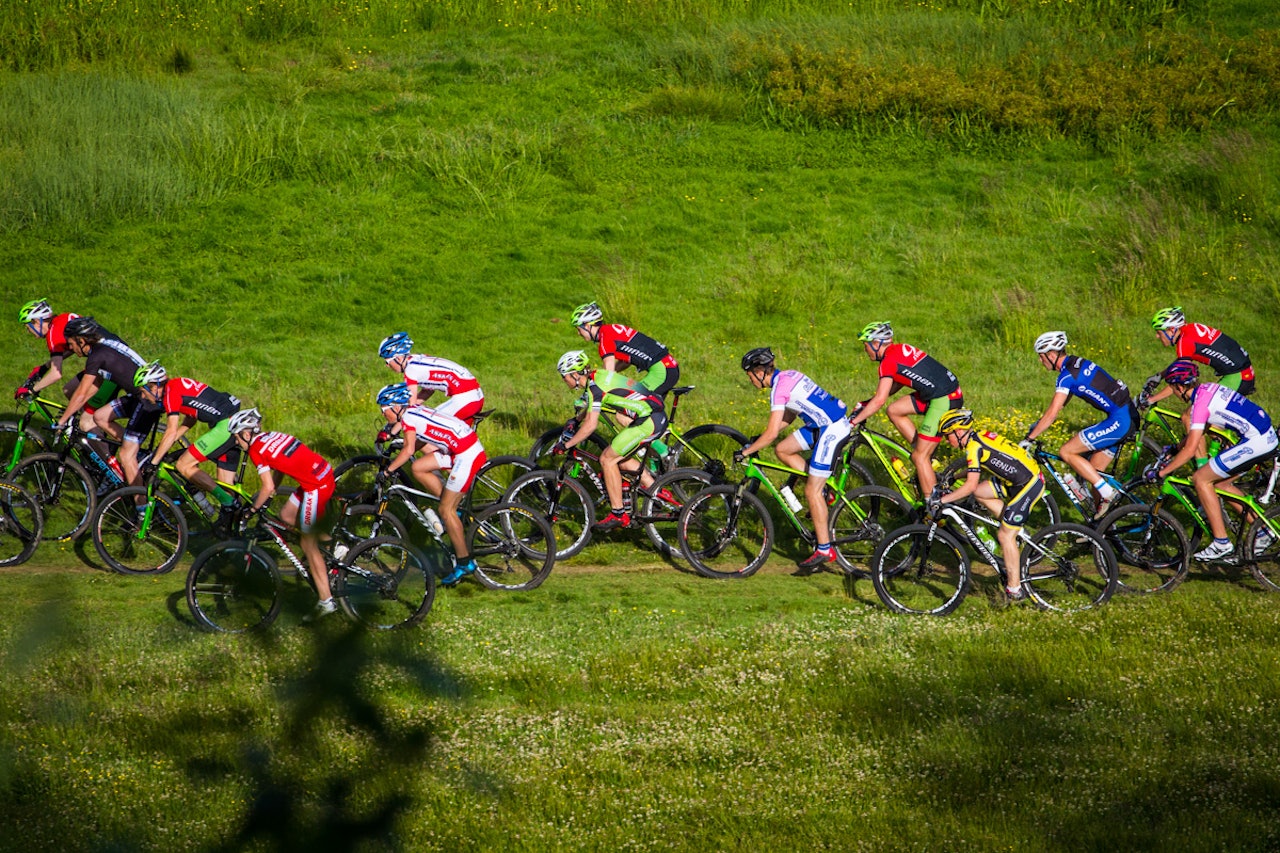 FOLKSOMT: UB-cup er populært, og flere hundre syklister møtte opp på Skullerud for cupens sjette ritt.