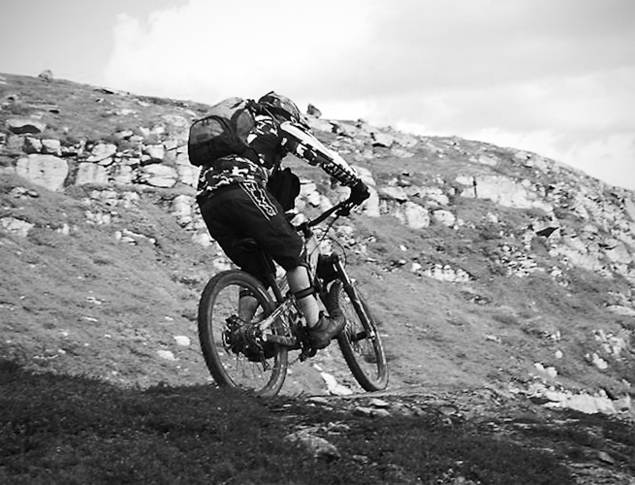 PÅ FJELLET: Jonny trives på sykkelen, gjerne med grov sykkel. Smilene sitter løst, spesielt når det triller nedover. PÅ FJELLET: Jonny trives på sykkelen, gjerne med grov sykkel. Smilene sitter løst, spesielt når det triller nedover.