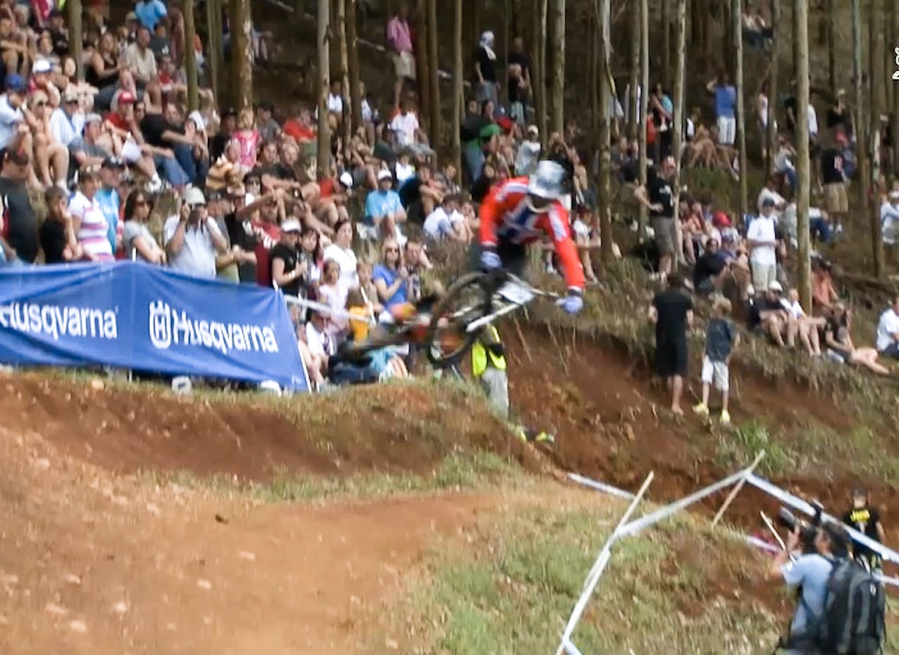 CROWD PLEASER: Kristoffer Haugland gir publikum det de vil ha og svinger pisken på vei mot mål. CROWD PLEASER: Kristoffer Haugland gir publikum det de vil ha og svinger pisken på vei mot mål.