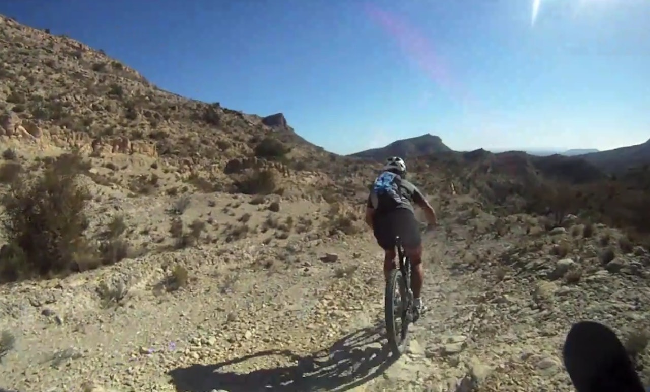 TØRT OG VARMT: Nina Gässler viser vei på tørre stier i Alicante, Spania. Film: Elisabeth Sveum TØRT OG VARMT: Nina Gässler viser vei på tørre stier i Alicante, Spania. Film: Elisabeth Sveum
