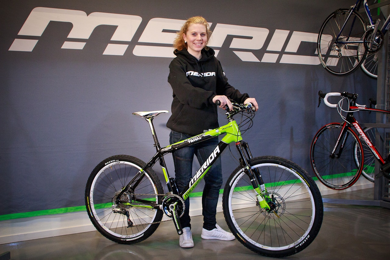 TIL MERIDA: Elisabeth Sveum har vært vår desidert beste kvinnelige syklist etter proffene Gunn-Rita Dahle Flesjå og Lene Byberg. Gjennom samarbeidet med Merida og Stians Sport håper Elisabeth å ta ytterligere steg internasjonalt. TIL MERIDA: Elisabeth Sveum har vært vår desidert beste kvinnelige syklist etter proffene Gunn-Rita Dahle Flesjå og Lene Byberg. Gjennom samarbeidet med Merida og Stians Sport håper Elisabeth å ta ytterligere steg internasjonalt.