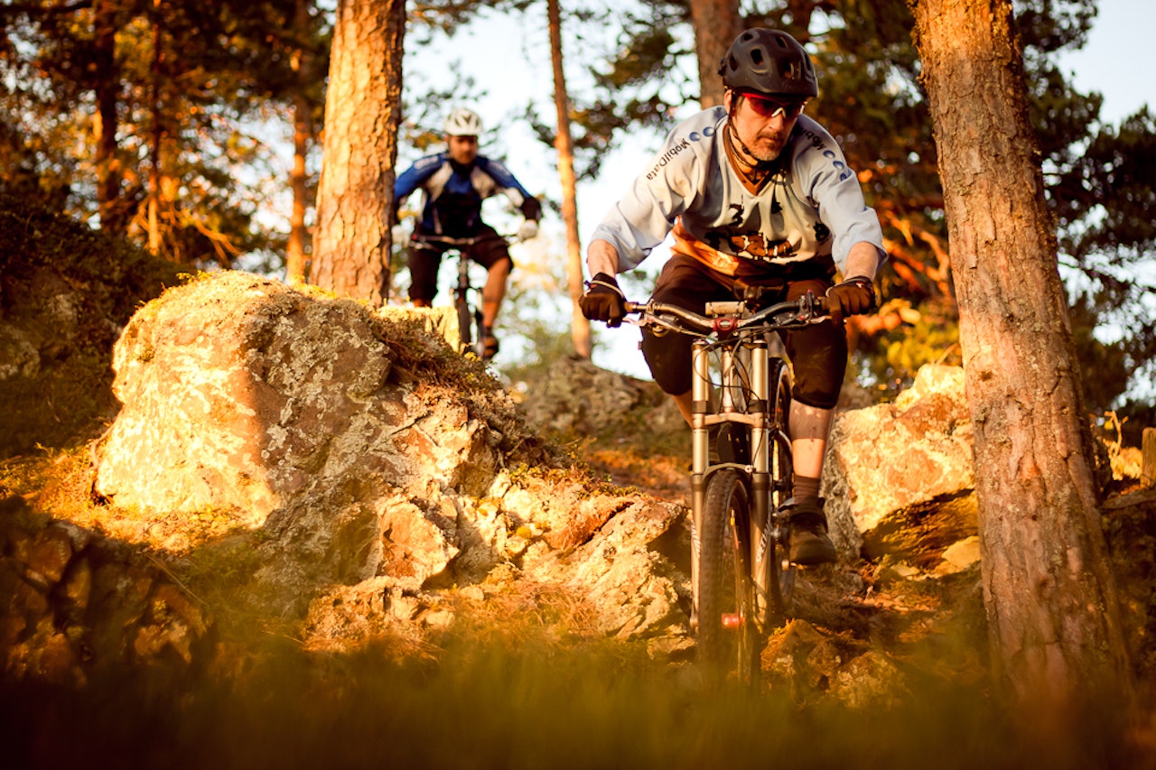 RUTINERTE MENN: Drammen CK`s utfortrenere Stig Nerland og Rune Martinsen setter cruxet og raser videre ned åskammen på tørre stier. RUTINERTE MENN: Drammen CK`s utfortrenere Stig Nerland og Rune Martinsen setter cruxet og raser videre ned åskammen på tørre stier.
