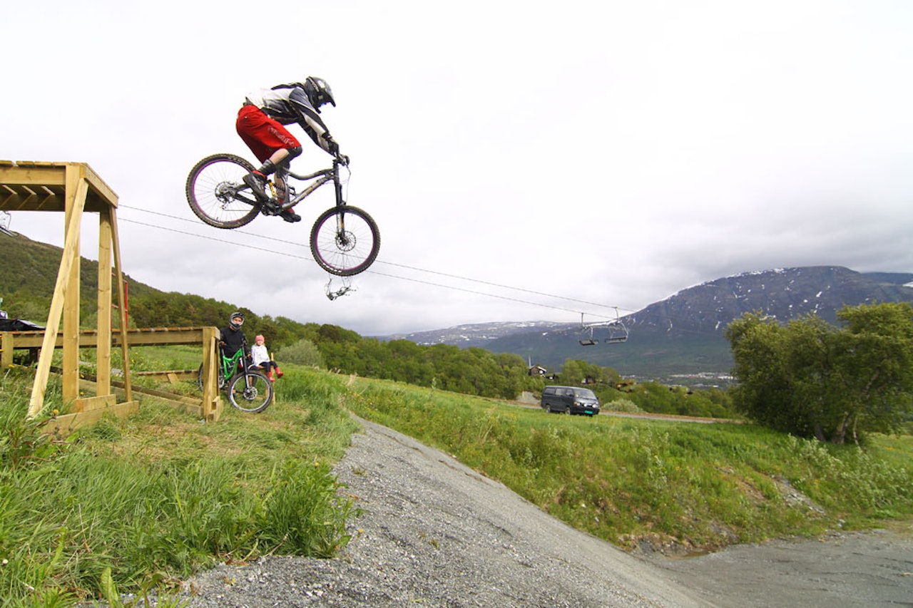 LUFTBARON: Eirik Finseth tjuvstarter i droppsonen. Foto: Tore Meirik LUFTBARON: Eirik Finseth tjuvstarter i droppsonen. Foto: Tore Meirik