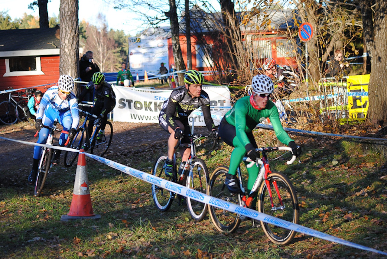 PÅ JAKT: Rune Høydahl, her på andreplass holdt hodet kaldt og tok seieren i sykkelcross-rittet i Tønsberg. Foto: Lars Fredrik Nordbakken. PÅ JAKT: Rune Høydahl, her på andreplass holdt hodet kaldt og tok seieren i sykkelcross-rittet i Tønsberg. Foto: Lars Fredrik Nordbakken.