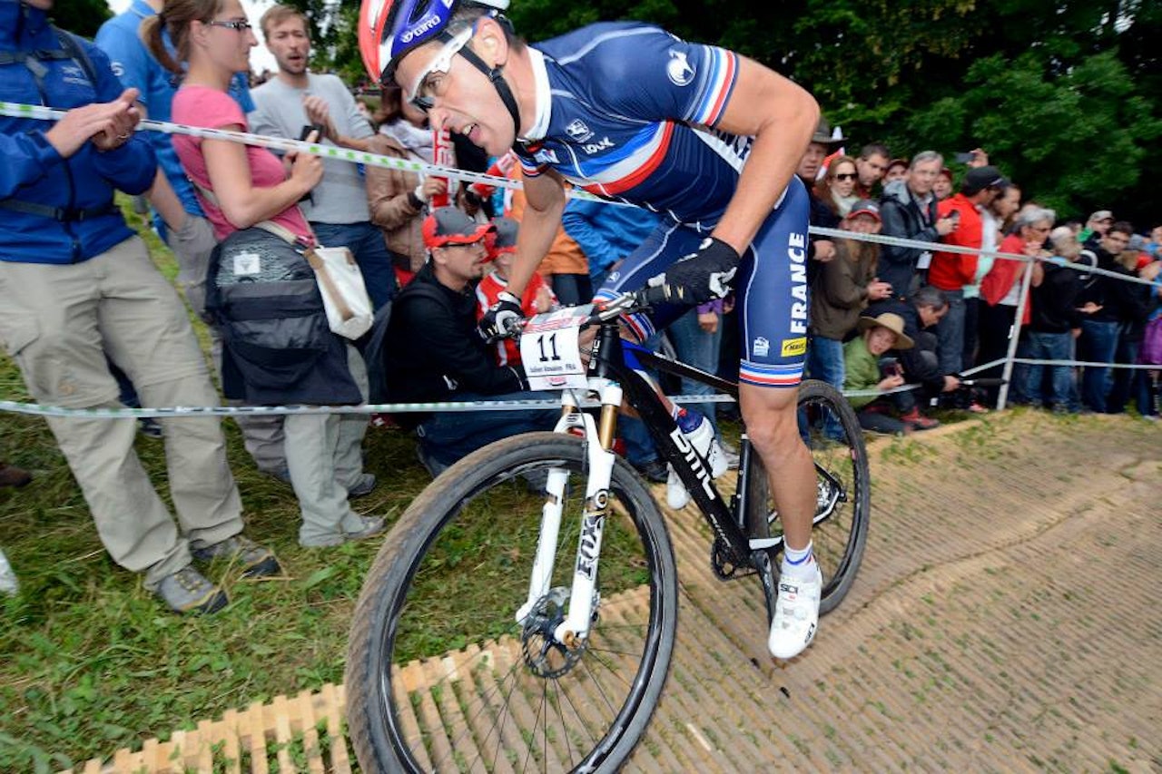 OVERLEGEN: Franske Julien Absalon parkerte sin argeste konkurrent Nino Schurter med over to minutter, og sikret seg sitt andre EM-gull. Alle foto: Mountainbike & Trial European Championships 2013 OVERLEGEN: Franske Julien Absalon parkerte sin argeste konkurrent Nino Schurter med over to minutter, og sikret seg sitt andre EM-gull. Alle foto: Mountainbike & Trial European Championships 2013