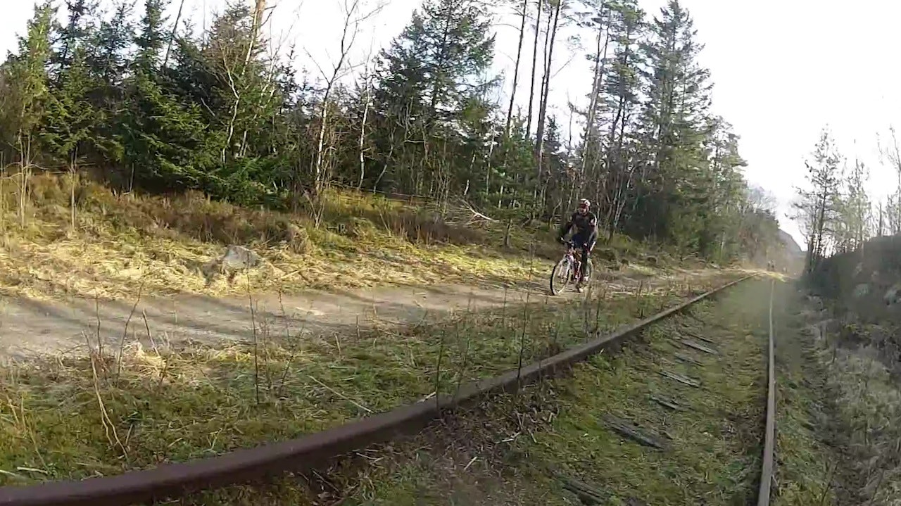 PÅ SKINNER: Gjengen fra TOSK sykler blant annet langs denne nedlagte skinnegangen. PÅ SKINNER: Gjengen fra TOSK sykler blant annet langs denne nedlagte skinnegangen.