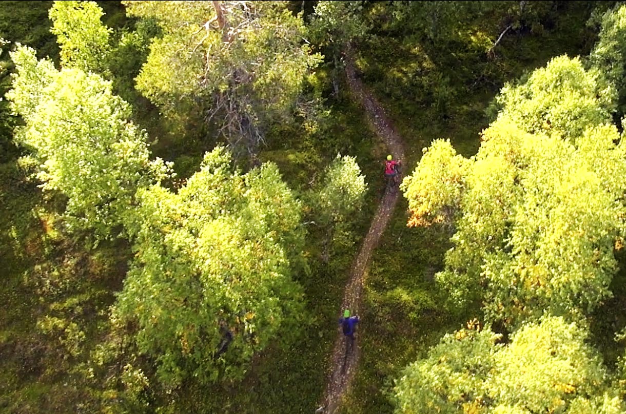 FLYTUR: Fotograf Simon Sjörén bruker sin kameradrone til å fange sykling på film fra tidligere umulige vinkler.