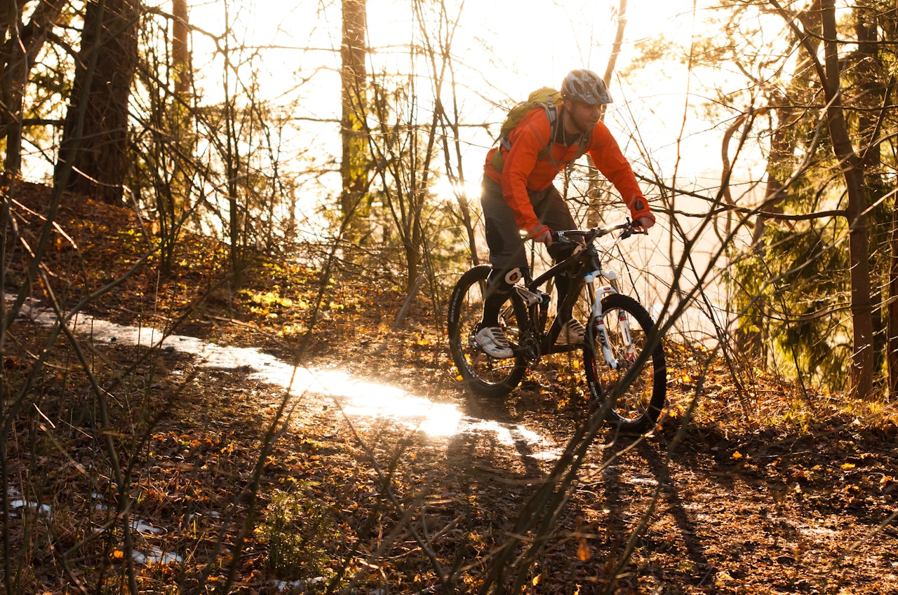 KNUT I SOLNEDGANG: Knut Lønnqvist tester ut stiene på Malmøya. Det er litt is igjen noen steder, men du kan fint gi full gass. KNUT I SOLNEDGANG: Knut Lønnqvist tester ut stiene på Malmøya. Det er litt is igjen noen steder, men du kan fint gi full gass.