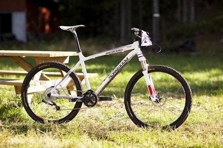 FIN PROFIL: Morewood Kwela ser både rask og robust ut i profil. Setet slo seg opp i løpet av rittet på Svarstad, etter først å ha laget et skikkelig blåmerke på innsiden av syklistens lår. FIN PROFIL: Morewood Kwela ser både rask og robust ut i profil. Setet slo seg opp i løpet av rittet på Svarstad, etter først å ha laget et skikkelig blåmerke på innsiden av syklistens lår.