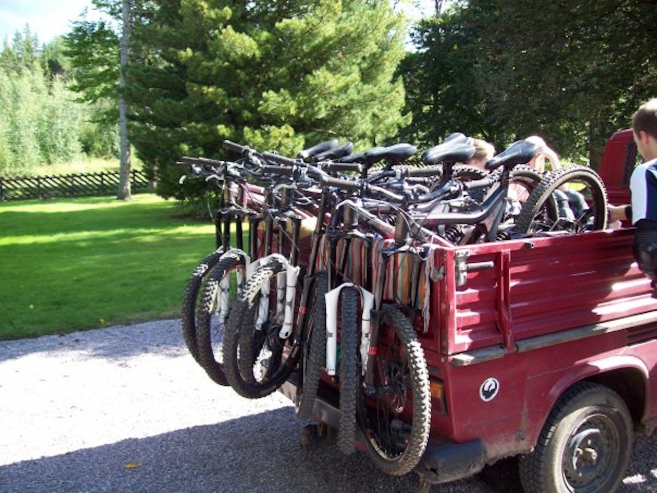 TIL TOPPEN: En gammel VW-pickup gjør jobben som heis. Foto: Traktor Bike Park TIL TOPPEN: En gammel VW-pickup gjør jobben som heis. Foto: Traktor Bike Park