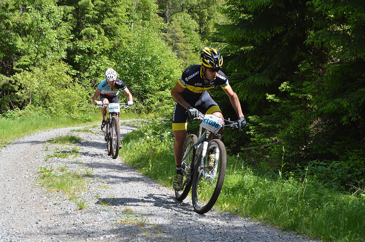 I STØTET: Håkon Austad er i knallform om dagen. Her forsøker han å komme seg fra Greg Saw. Foto: Farrisrunden. I STØTET: Håkon Austad er i knallform om dagen. Her forsøker han å komme seg fra Greg Saw. Foto: Farrisrunden.