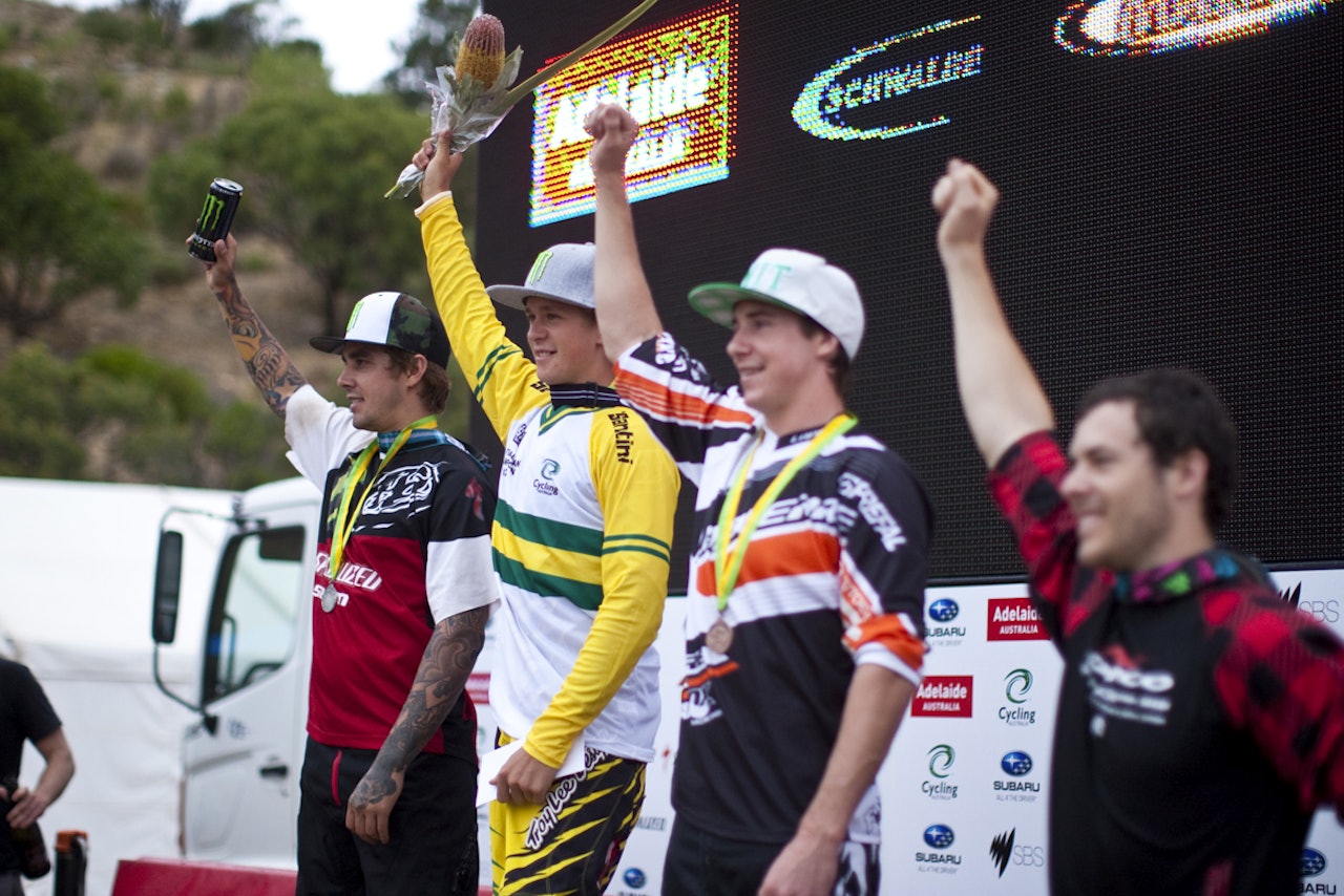 AUSTRALSK MESTER: Troy Brosnan på toppen av podiet, med sin første australske mesterskapstrøye. Sam Hill og Rhys Willemse tok andre og tredje plass.Foto: Tim Bardsley-Smith AUSTRALSK MESTER: Troy Brosnan på toppen av podiet, med sin første australske mesterskapstrøye. Sam Hill og Rhys Willemse tok andre og tredje plass.Foto: Tim Bardsley-Smith