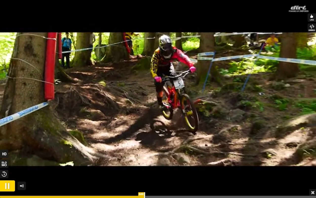 HYLLEST: Sam Hill har latt seg inspirere av historien. Både drakt og Nuke Proof-sykkel er til forveksling Myles Rockwells lekre utstyr fra slutten av nittitallet. HYLLEST: Sam Hill har latt seg inspirere av historien. Både drakt og Nuke Proof-sykkel er til forveksling Myles Rockwells lekre utstyr fra slutten av nittitallet.