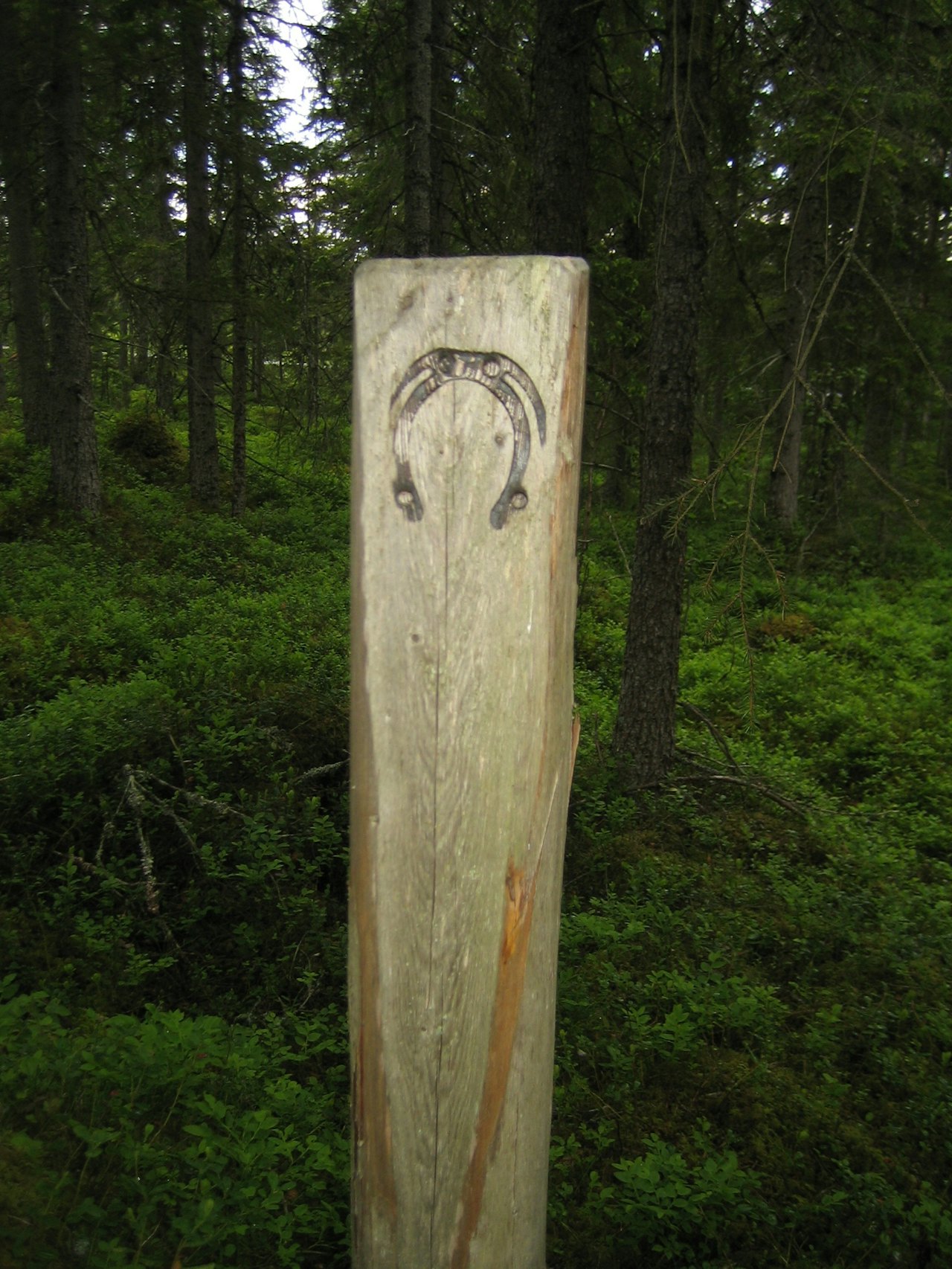 MERKET STI: Kløvstien er merket med stokker med dette merket hele veien. Foto: Stiguiden. MERKET STI: Kløvstien er merket med stokker med dette merket hele veien. Foto: Stiguiden.