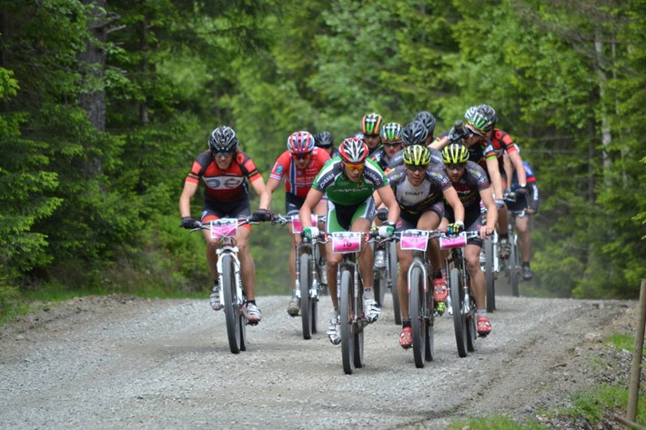 SAMLET FELT: Teten i eliteklassen for herrer i herlig driv på vei mot Gimildammen under dagens Raumerritt. Foto: Raumerrittet.no. SAMLET FELT: Teten i eliteklassen for herrer i herlig driv på vei mot Gimildammen under dagens Raumerritt. Foto: Raumerrittet.no.
