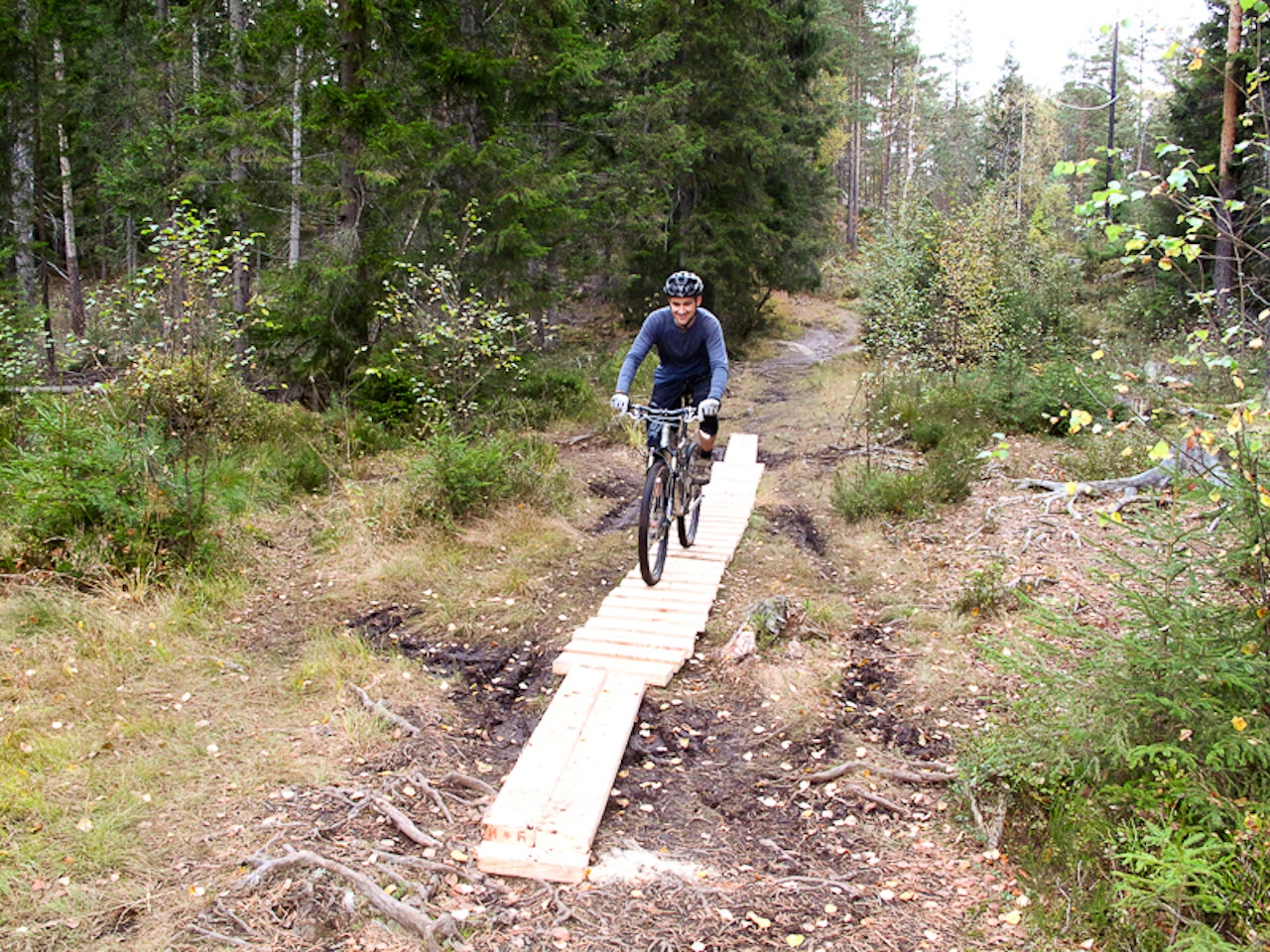 KLOPPING: Å bygge enkle broer over myrer og gjørme er hva som står på planen for dugnaden. KLOPPING: Å bygge enkle broer over myrer og gjørme er hva som står på planen for dugnaden.