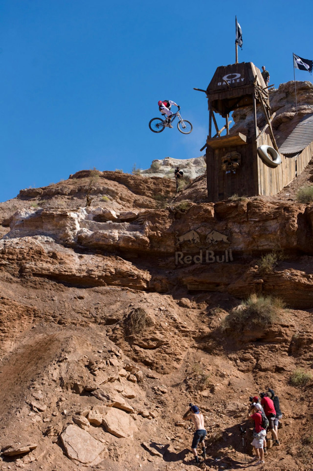 HØYT OG DRØYT: De fleste nøyde seg med enkle triks ned Oakley Icon Sender. Cam Zink dro på med 360. Foto: Ian Hyllands / Red Bull Photofiles HØYT OG DRØYT: De fleste nøyde seg med enkle triks ned Oakley Icon Sender. Cam Zink dro på med 360. Foto: Ian Hyllands / Red Bull Photofiles