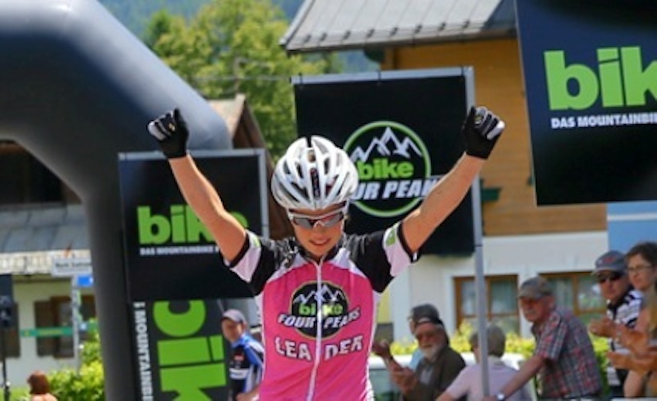 SUVEREN: Borghild Løvset tok en overlegen sammenlagt seier i det tyske etapperittet Bike Four Peaks, selv om hun måtte nøye seg med andreplass på dagens etappe. Foto: bike-fourpeaks.de SUVEREN: Borghild Løvset tok en overlegen sammenlagt seier i det tyske etapperittet Bike Four Peaks, selv om hun måtte nøye seg med andreplass på dagens etappe. Foto: bike-fourpeaks.de