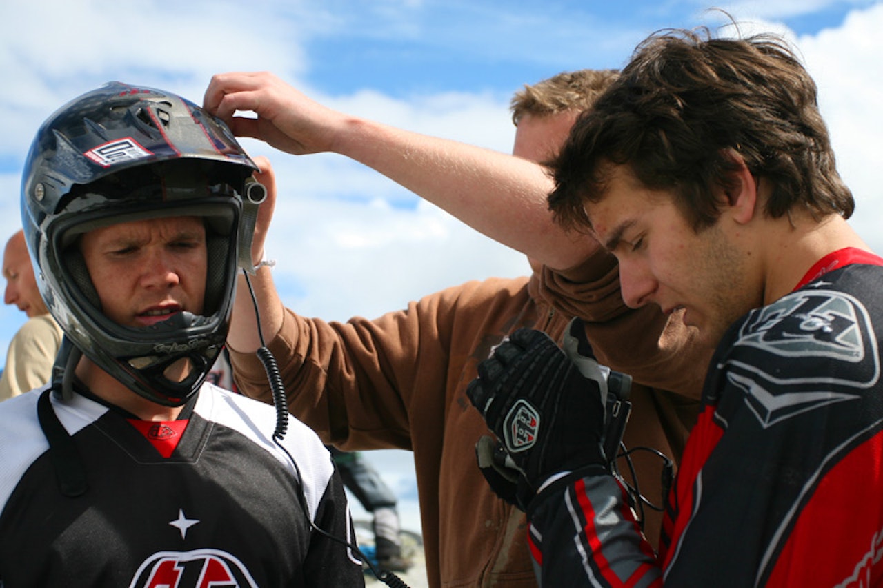 FILMCREW: Espen Johnsen er kamerastativ for Christian Magnussen og Torstein Berteig under Heliride på Veko 07. Foto: Simen Berg FILMCREW: Espen Johnsen er kamerastativ for Christian Magnussen og Torstein Berteig under Heliride på Veko 07. Foto: Simen Berg