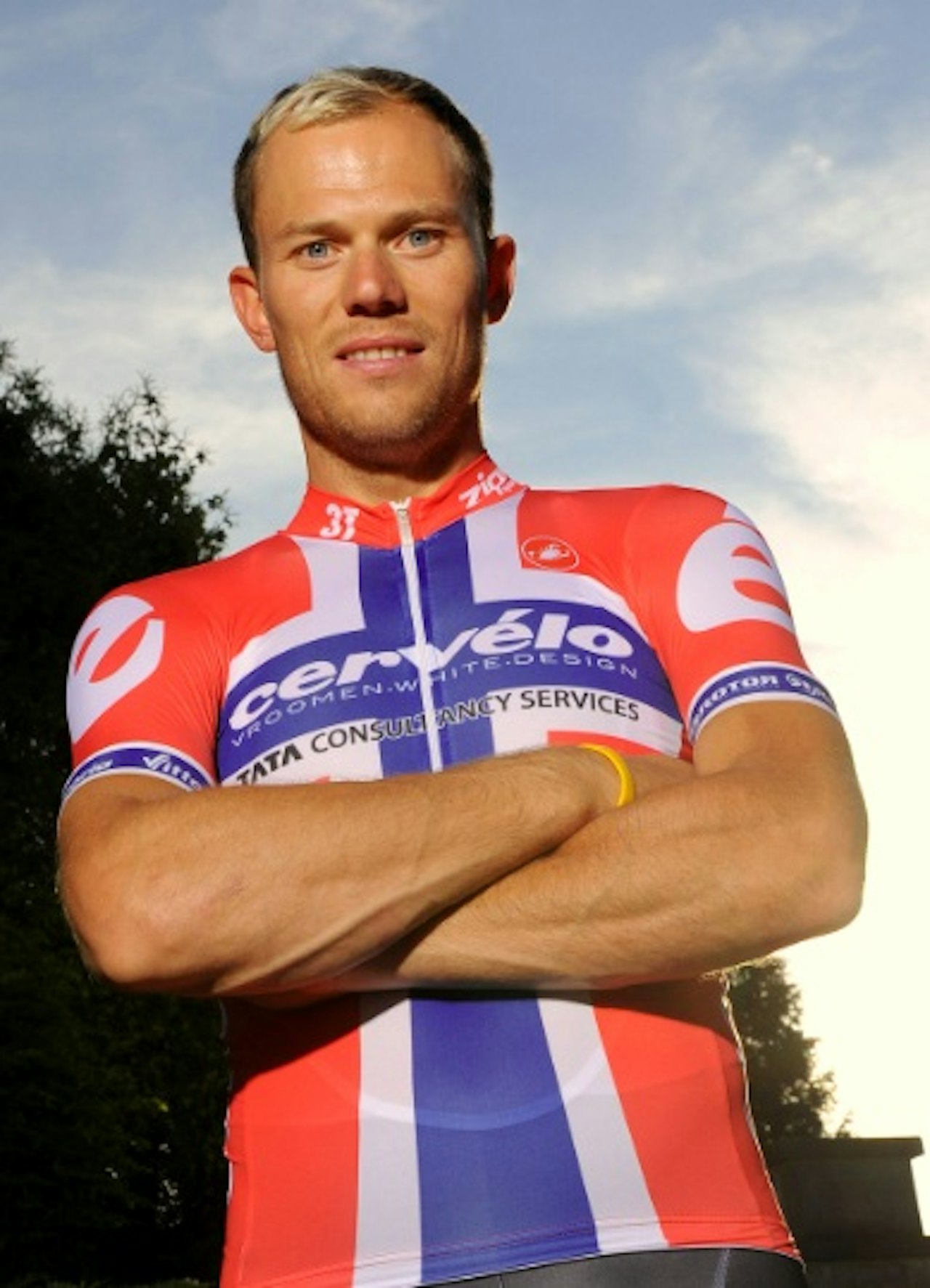 VERDENSMESTER: Thor Hushovd kan nå bytte ut NM-trøya med den prestisjetunge regnbuetrøya. Foto: Tim de Waele VERDENSMESTER: Thor Hushovd kan nå bytte ut NM-trøya med den prestisjetunge regnbuetrøya. Foto: Tim de Waele