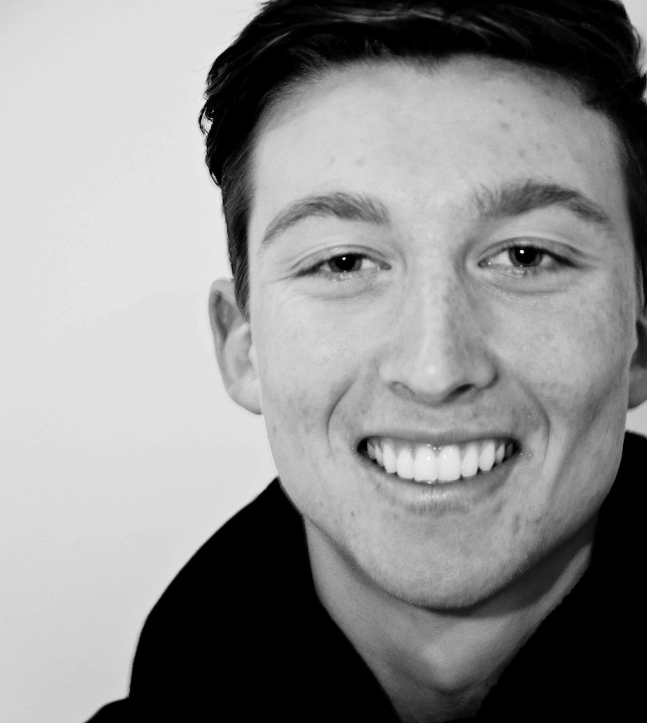 SENIOR: Sondre Kristiansen er i år senior. Høye mennesker blir ofte tatt for å være eldre enn de er, men her var det mer enn mange centimetere som fortalte oss at han er en myndig person. SENIOR: Sondre Kristiansen er i år senior. Høye mennesker blir ofte tatt for å være eldre enn de er, men her var det mer enn mange centimetere som fortalte oss at han er en myndig person.