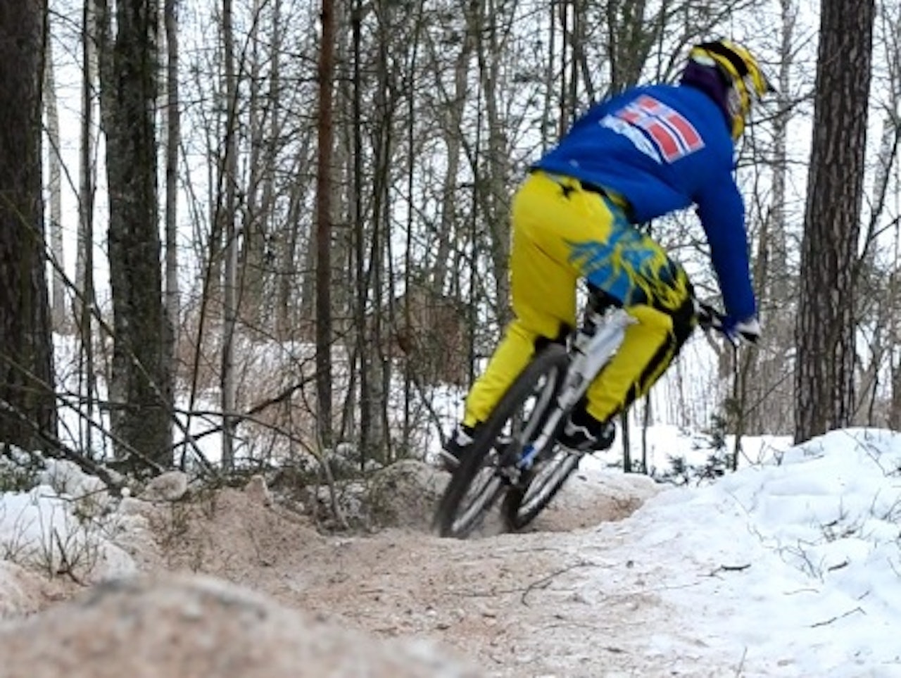 PÅ VINTERSTI: Terje Nylende viser at vinterstier er perfekt for leken sykling. Det er vel slik du også flyter nedover vinterstiene, er det ikke? PÅ VINTERSTI: Terje Nylende viser at vinterstier er perfekt for leken sykling. Det er vel slik du også flyter nedover vinterstiene, er det ikke?