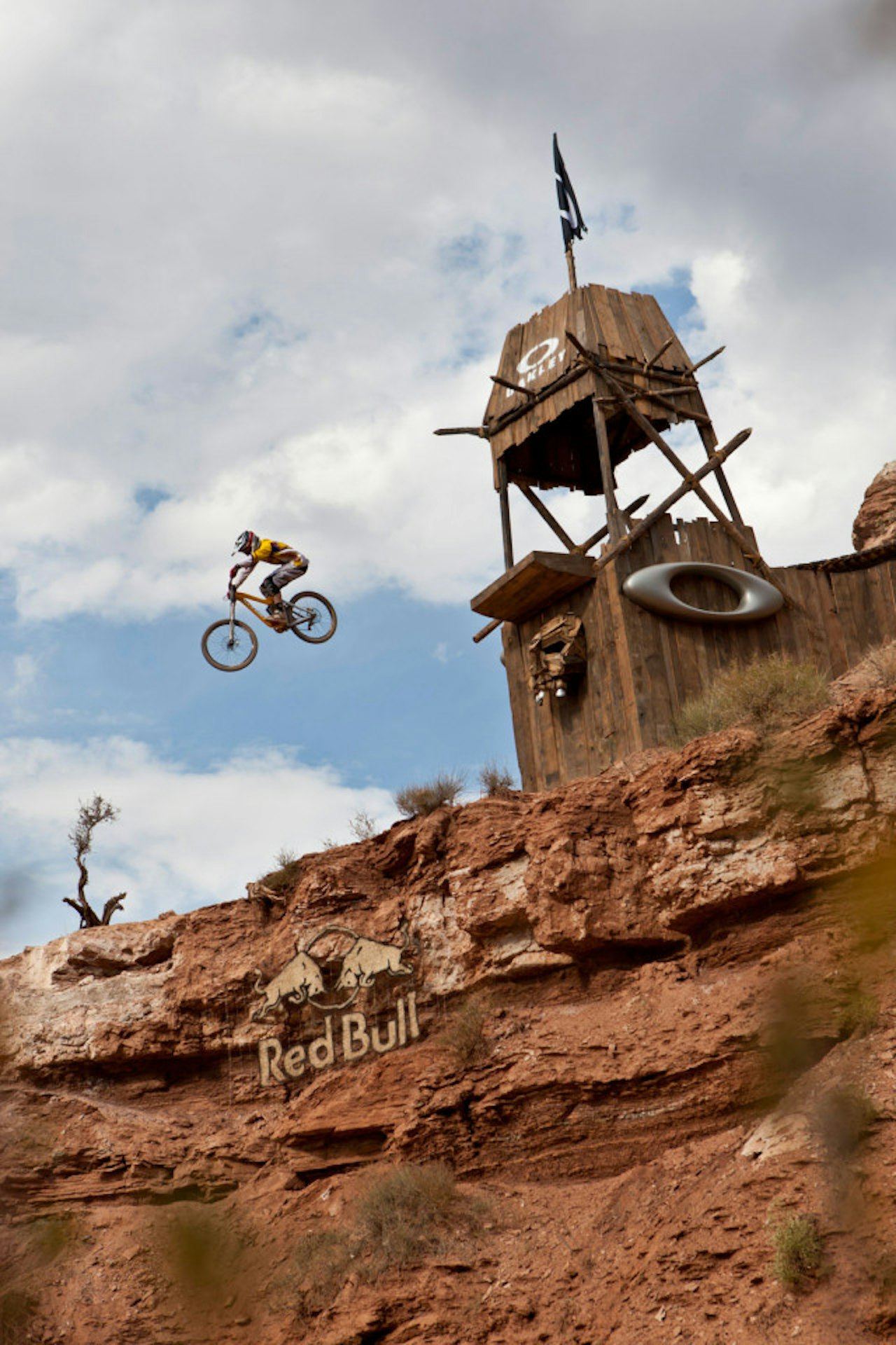 OAKLEY-DROPPET: Logan Binggeli lar det stå til. FOTO: CHRISTIAN PONDELLA/RED BULL OAKLEY-DROPPET: Logan Binggeli lar det stå til. FOTO: CHRISTIAN PONDELLA/RED BULL