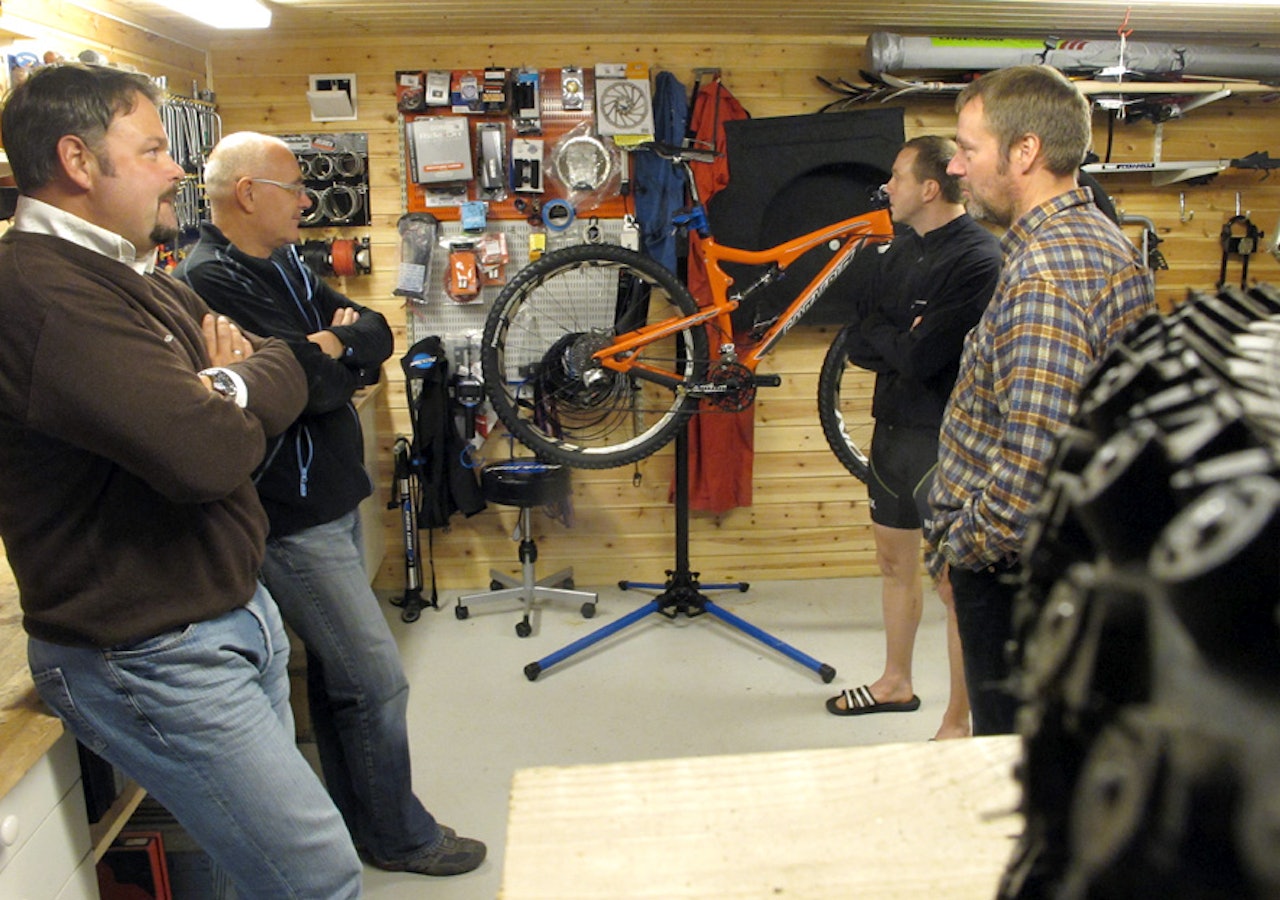 HYGGE OG MEKKING: Rolf Haugers rikholdige og svært romslige sykkelbod er et naturlig samlingspunkt når styret i Gruvelia SK samles. Her er det ikke vanskelig å la timene fly på kveldstid, enten det er mekking eller sykkelprat.Per Morten Bue, Stig Bodin og Bjørn Erik Sørli beskuer Haugers siste skudd på sykkelstammen.Foto: Harald Wisløff HYGGE OG MEKKING: Rolf Haugers rikholdige og svært romslige sykkelbod er et naturlig samlingspunkt når styret i Gruvelia SK samles. Her er det ikke vanskelig å la timene fly på kveldstid, enten det er mekking eller sykkelprat.Per Morten Bue, Stig Bodin og Bjørn Erik Sørli beskuer Haugers siste skudd på sykkelstammen.Foto: Harald Wisløff