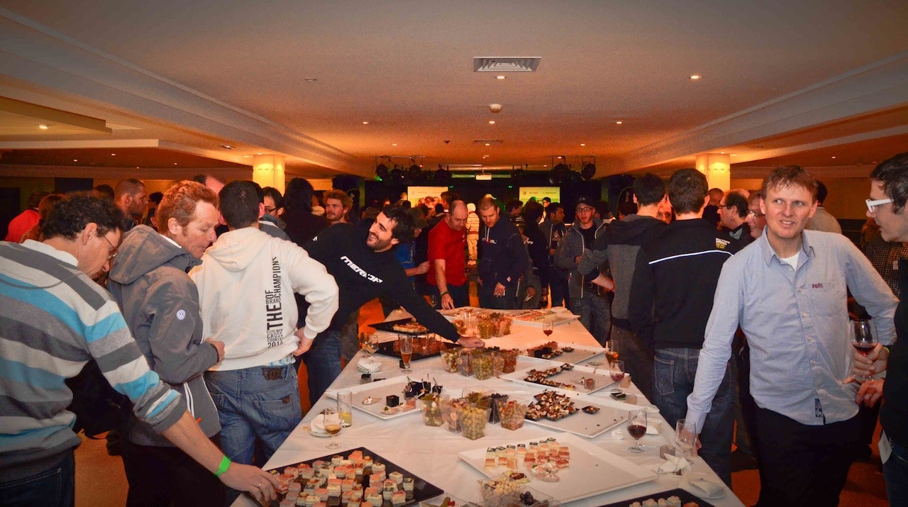 MAT OG DRIKKE: Merida Presscamp 2012 ble åpnet med en uhøytidelig servering, der både presse og utøvere var til stede. MAT OG DRIKKE: Merida Presscamp 2012 ble åpnet med en uhøytidelig servering, der både presse og utøvere var til stede.