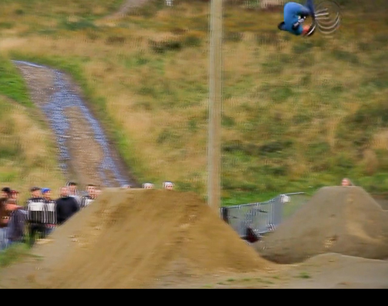 HIMMELHØY: Adrian Tell gir gass på frontflipen i Hafjell. HIMMELHØY: Adrian Tell gir gass på frontflipen i Hafjell.